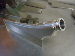 End tank design to maximise water flow across the core header plate to maximise cooling